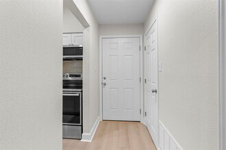 2215 Post Rd in Austin, TX - Foto de edificio - Building Photo