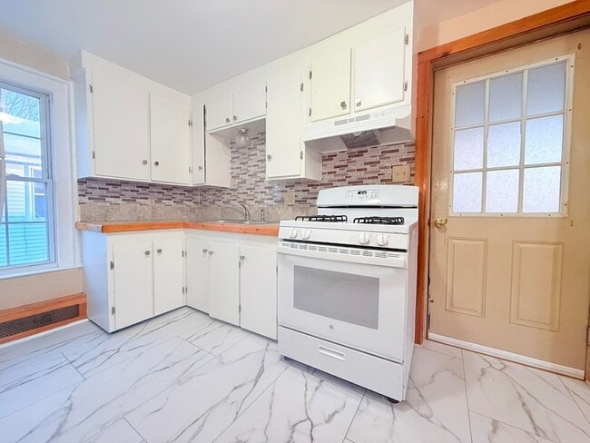 60 High St, Unit 2 in Claremont, NH - Foto de edificio - Building Photo