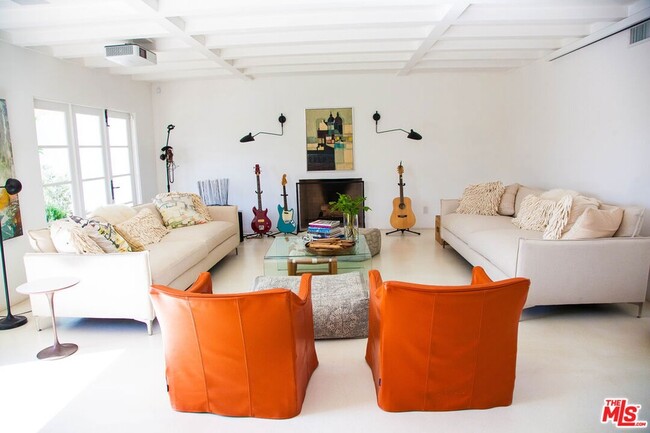 3817 Surfwood Rd in Malibu, CA - Foto de edificio - Building Photo