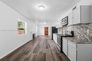 201 S Biscayne River Dr in Miami, FL - Building Photo