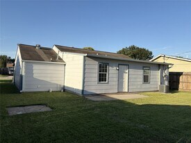 3010 Washington St in Pasadena, TX - Building Photo