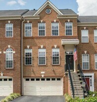 41875 Cinnabar Sq in Stone Ridge, VA - Building Photo