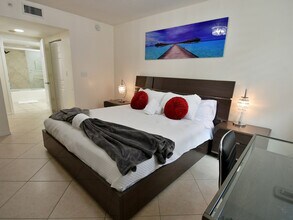 2017 S Ocean Dr in Hallandale Beach, FL - Building Photo - Building Photo