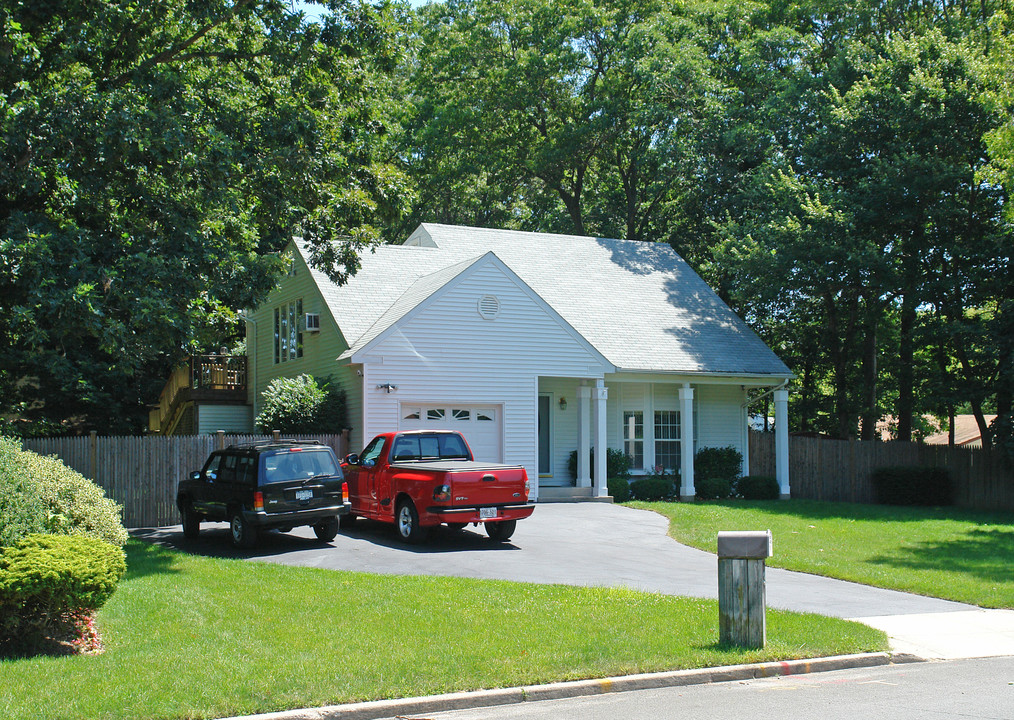 3 Grand Canyon Ln in Coram, NY - Foto de edificio