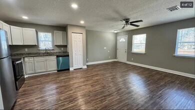 1768 Lane Ave S in Jacksonville, FL - Foto de edificio - Building Photo