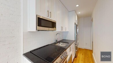 240 W 10th St in New York, NY - Building Photo - Building Photo