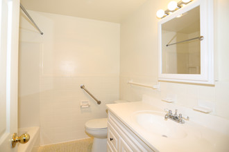 Lakeshore Apartments in Greece, NY - Foto de edificio - Interior Photo