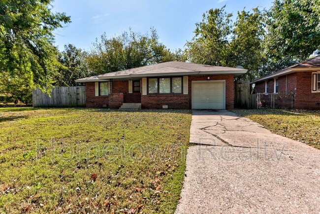 2200 Downing St in The Village, OK - Building Photo - Building Photo