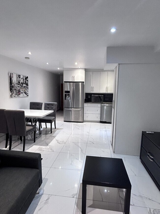 41A Cleve Rue in Hampstead, QC - Building Photo - Building Photo