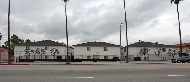 Micasa Apartments in Sylmar, CA - Foto de edificio - Building Photo