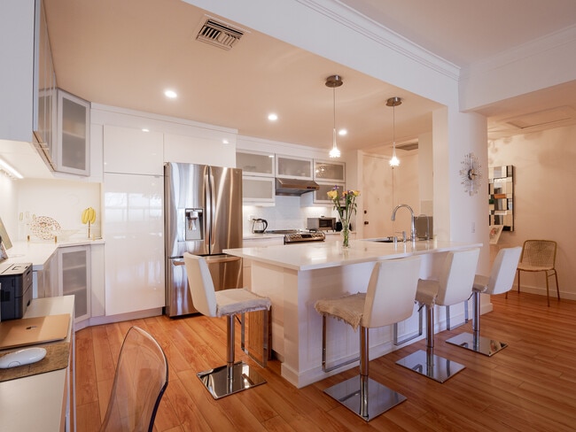 2276 S Beverly Glen Blvd, Unit 207 in Los Angeles, CA - Building Photo - Building Photo