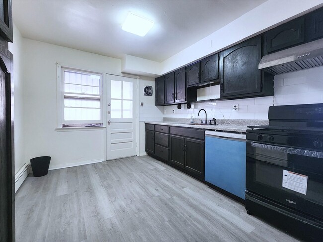 61-33-61165 165th St in Queens, NY - Foto de edificio - Building Photo