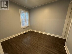 21 Stapleton Ave in Hamilton, ON - Building Photo - Building Photo