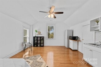 701 Louise Ave, Unit 11 in Charlotte, NC - Foto de edificio - Building Photo