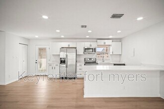 4293 Island Cir in Ft. Myers, FL - Building Photo - Building Photo