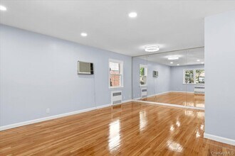 268-04 83rd Ave in Queens, NY - Foto de edificio - Building Photo