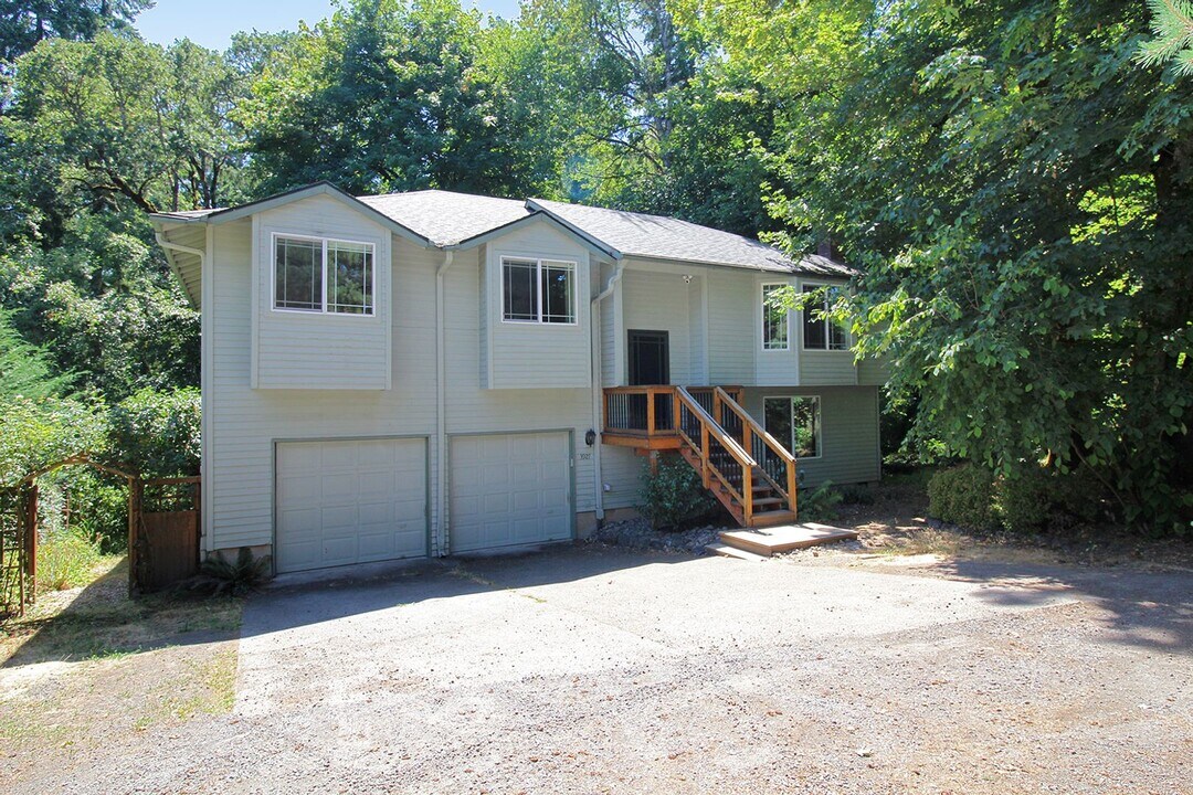 3927 SW Arnold St in Portland, OR - Building Photo