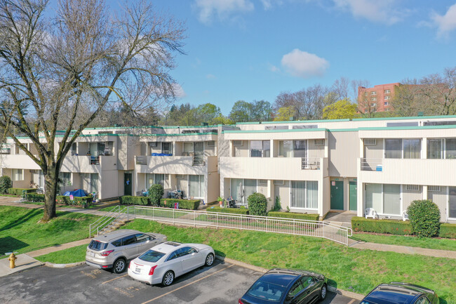 Walnut Hill Apartments 55+ Senior Apartments in West Haverstraw, NY - Foto de edificio - Building Photo