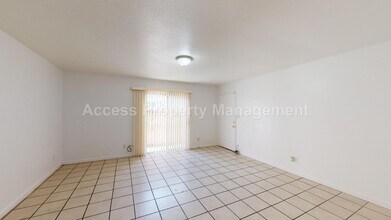 1428 Pecos Ave, Unit #B in Modesto, CA - Foto de edificio - Building Photo