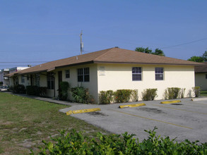 3410 Lynwood Dr in Lake Worth, FL - Building Photo - Building Photo