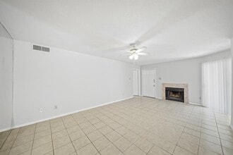 9797 Leawood Blvd, Unit 301 in Houston, TX - Building Photo - Building Photo