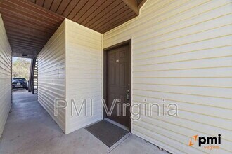 326 Wells Ct in Hampton, VA - Building Photo - Building Photo