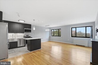 1300 S Arlington Ridge Rd in Arlington, VA - Building Photo - Building Photo