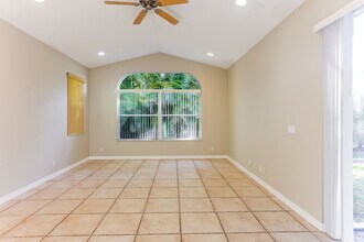 12020 Glenmore Dr in Coral Springs, FL - Foto de edificio - Building Photo