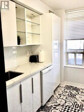 310 Burnhamthorpe Rd W in Mississauga, ON - Building Photo - Building Photo