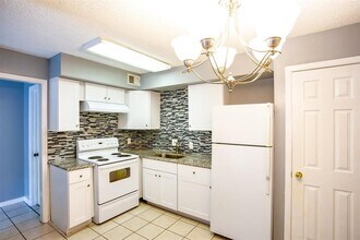 2215 Mission Hill Dr in Austin, TX - Building Photo - Building Photo