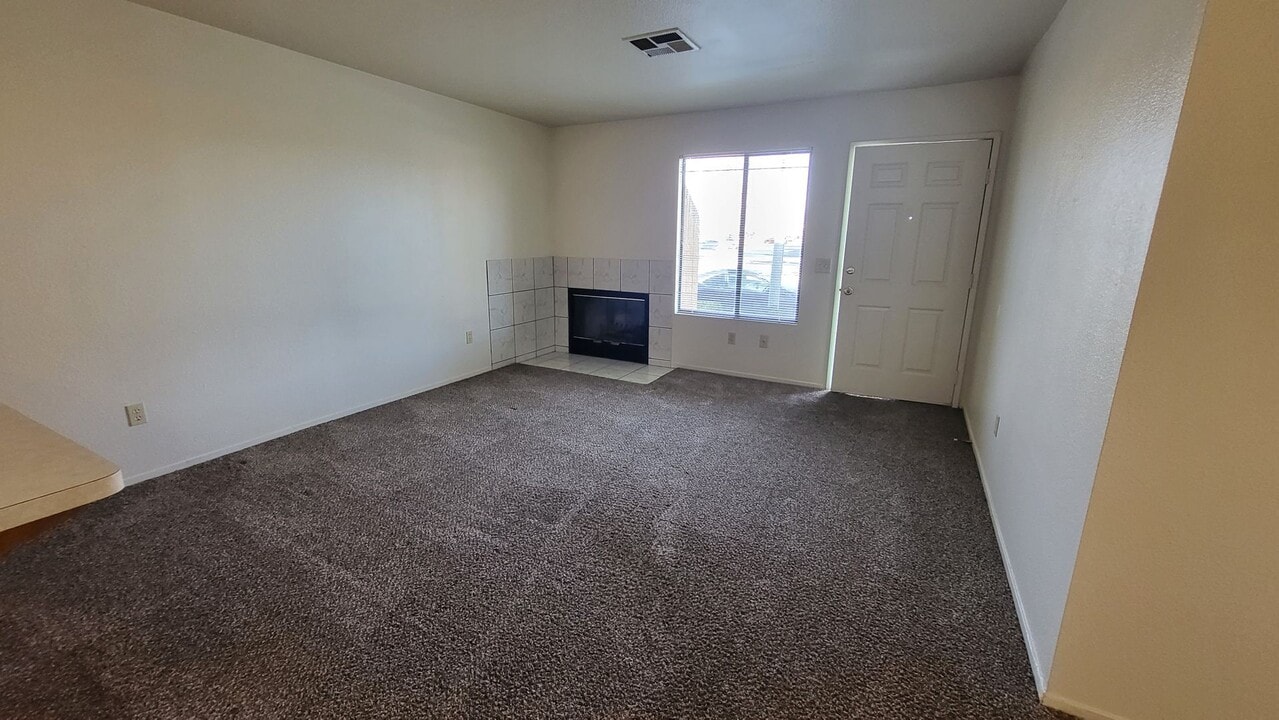 8601 Lyn River Ct in Bakersfield, CA - Building Photo