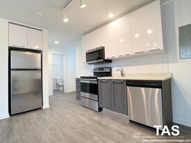 940 W Winona St in Chicago, IL - Building Photo