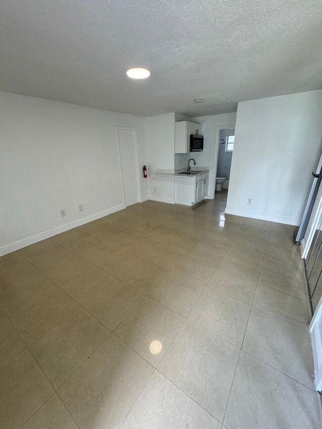 512 SW 2nd St in Hallandale Beach, FL - Building Photo - Building Photo