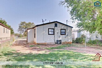 1757 SW 13th St in Lawton, OK - Foto de edificio - Building Photo