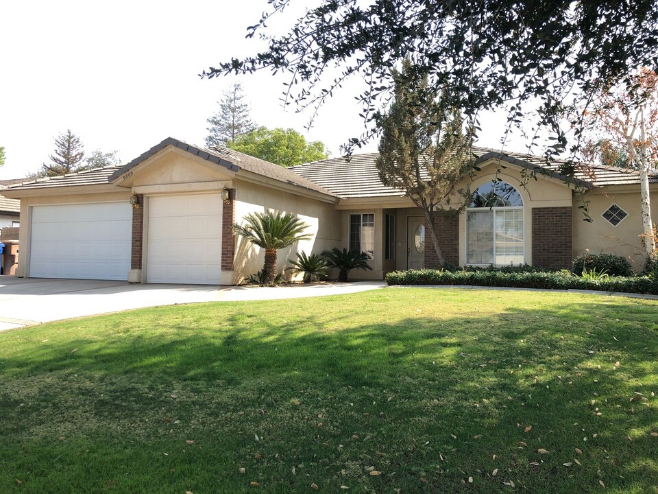 9809 Blackfoot Dr in Bakersfield, CA - Building Photo