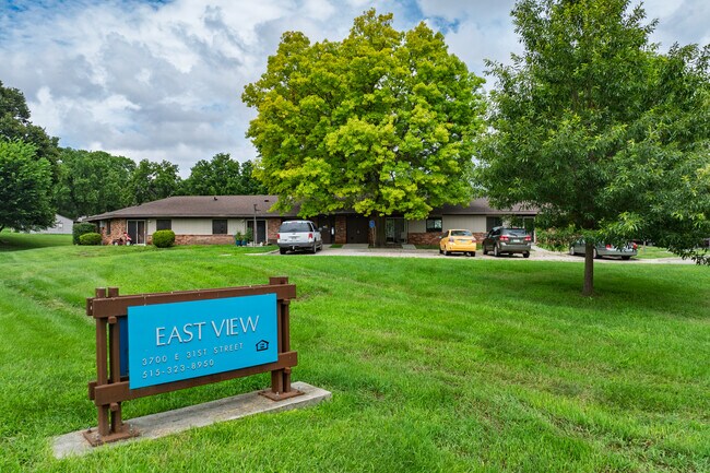 Eastview Manor in Des Moines, IA - Building Photo - Building Photo