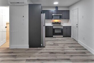 4037 SW 65th Ave in Miami, FL - Building Photo - Building Photo