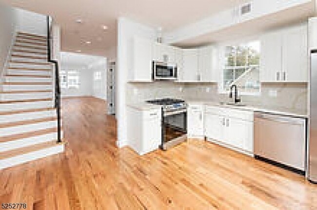 125 Broughton Ave, Unit 1 in Bloomfield, NJ - Foto de edificio - Building Photo