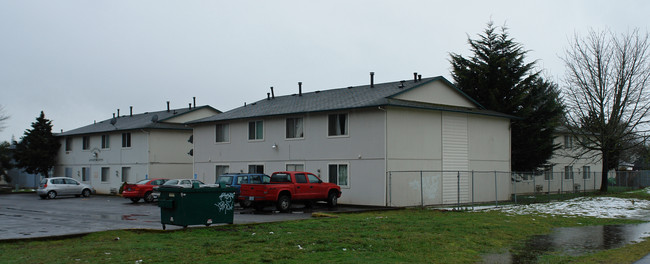 Cascade Apartments in Cottage Grove, OR - Building Photo - Building Photo