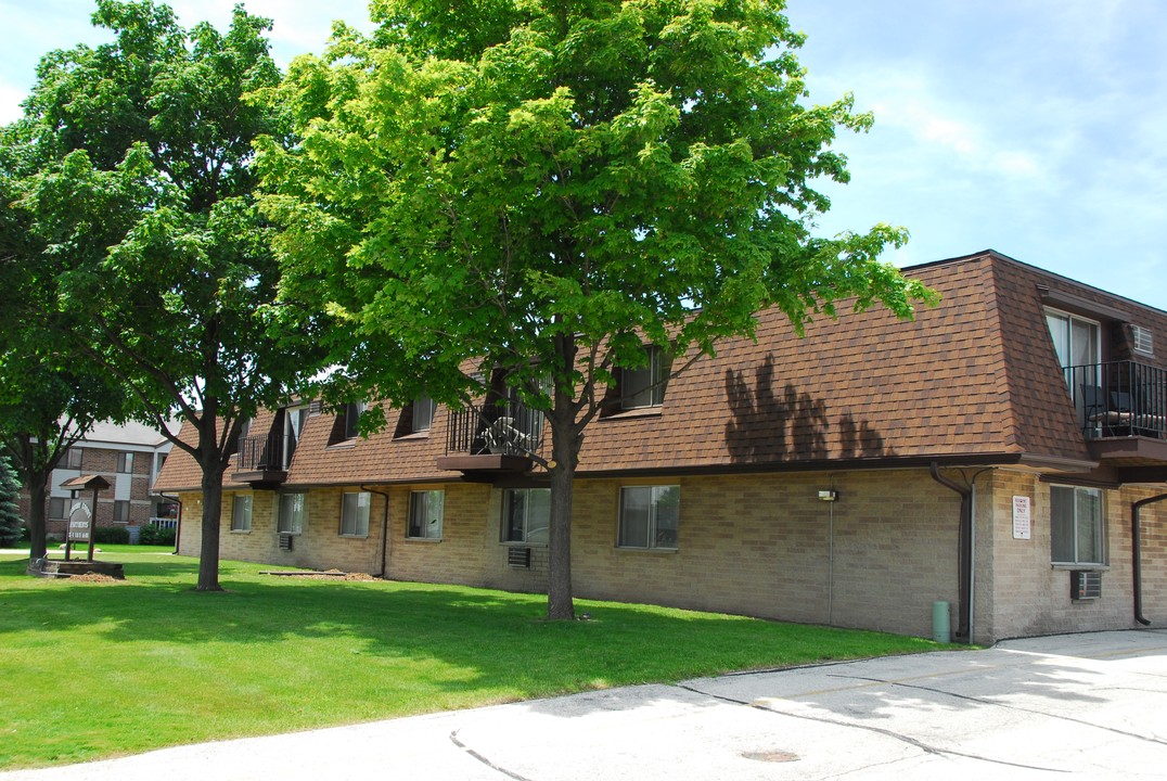 Century Court Apartments in Greenfield, WI - Building Photo