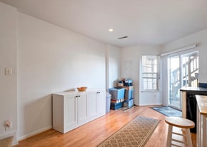 43036 Demerrit St in Chantilly, VA - Building Photo