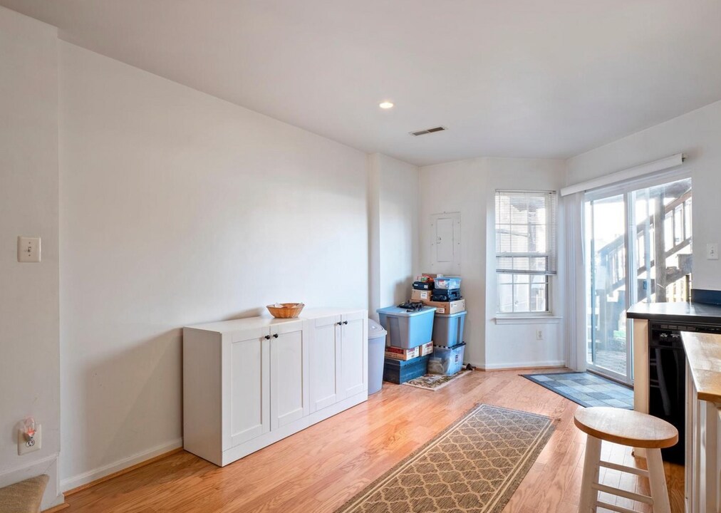 43036 Demerrit St in Chantilly, VA - Building Photo