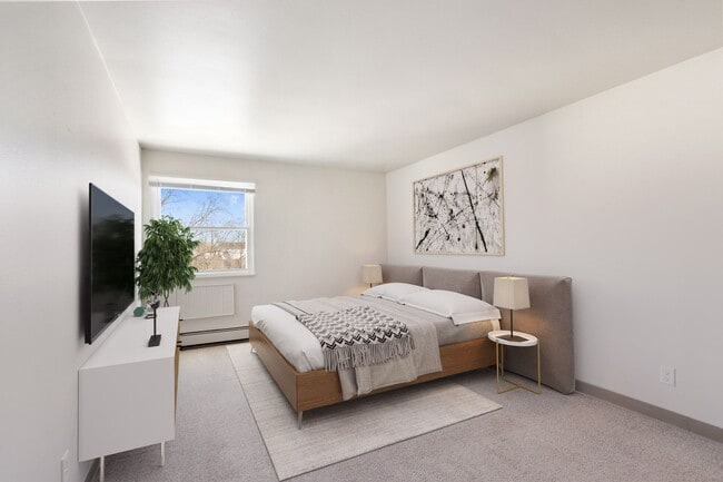 Springdale Apartments in Waukesha, WI - Foto de edificio - Building Photo