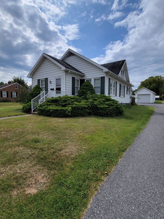 137 Maple Ave in Greencastle, PA - Building Photo