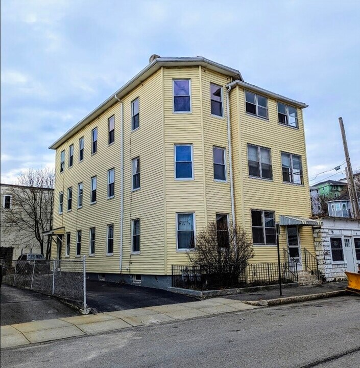 5 Plum St in Worcester, MA - Building Photo