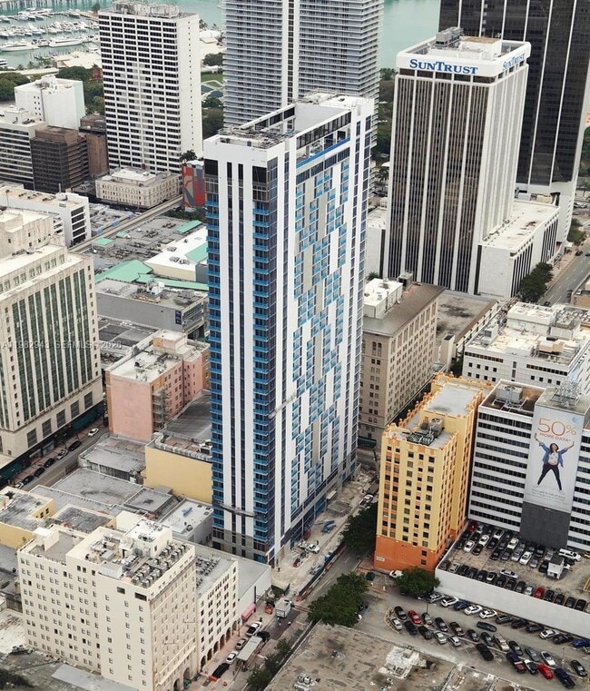 151 SE 1st St in Miami, FL - Building Photo - Building Photo