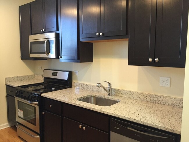 2450 W Albion Ave, Unit 2E in Chicago, IL - Building Photo - Building Photo