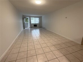 66 Girard Ave in Newport, RI - Foto de edificio - Building Photo