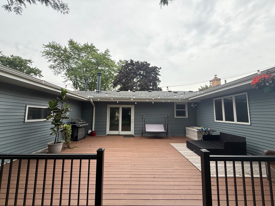 409 Meadow Ct in St. Paul, MN - Building Photo