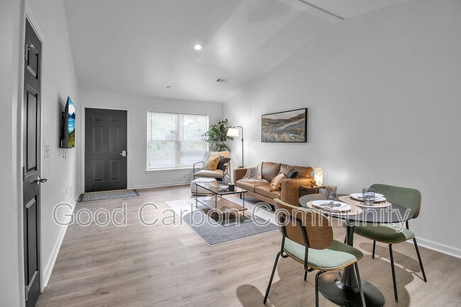 7008 Erie Rd in Derby, NY - Foto de edificio - Building Photo